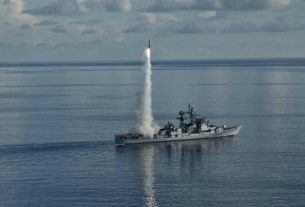 Indian Navyએ બંગાળની ખાડીમાં બ્રહ્મોસ મિસાઈલ (BrahMos missile)નું સફળ પરીક્ષણ કર્યું છે. ભારતીય નૌસેનાએ માહિતી આપી છે કે મિસાઈલનું પરીક્ષણ સફળ રહ્યું છે અને લોન્ચ કરાયેલી મિસાઈલે તમામ પરીક્ષણો પૂર્ણ કરી લીધા છે.