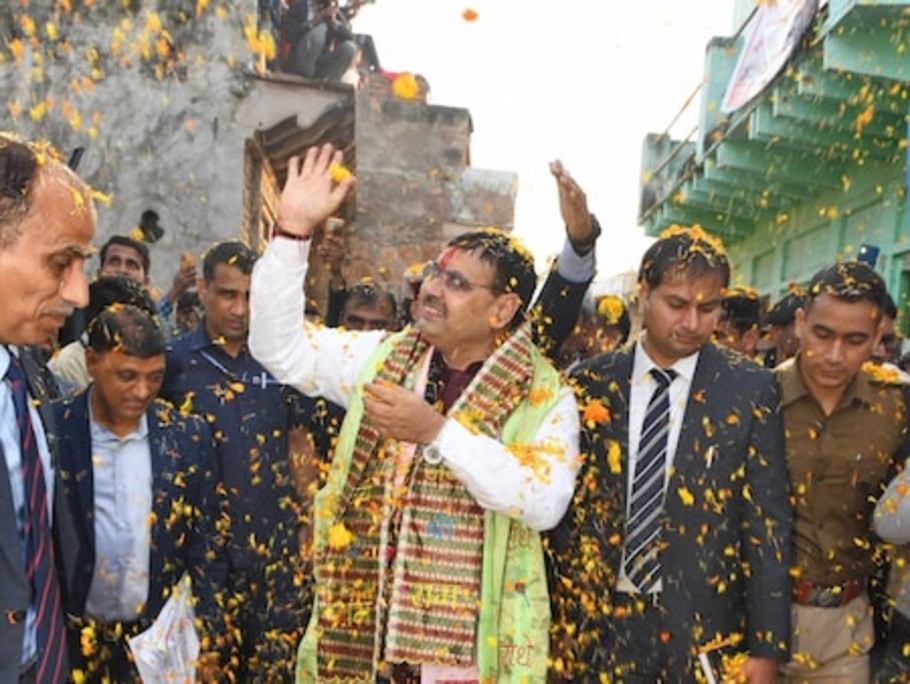Rajasthan: CM बनने के बाद पहली बार अपने गांव पहुंचे भजनलाल शर्मा, पूरे गांव की परिक्रमा की