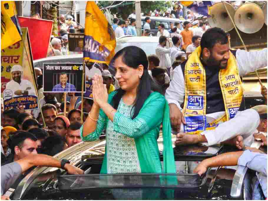 CM केजरीवाल की पत्नी ने संभाली चुनावी कमान, दिल्ली में रोड शो के दौरान हमलावर हुईं सुनीता केजरीवाल