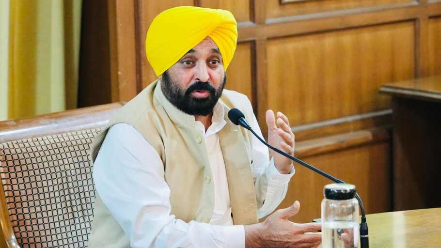 Signs of major administrative reshuffle in Punjab