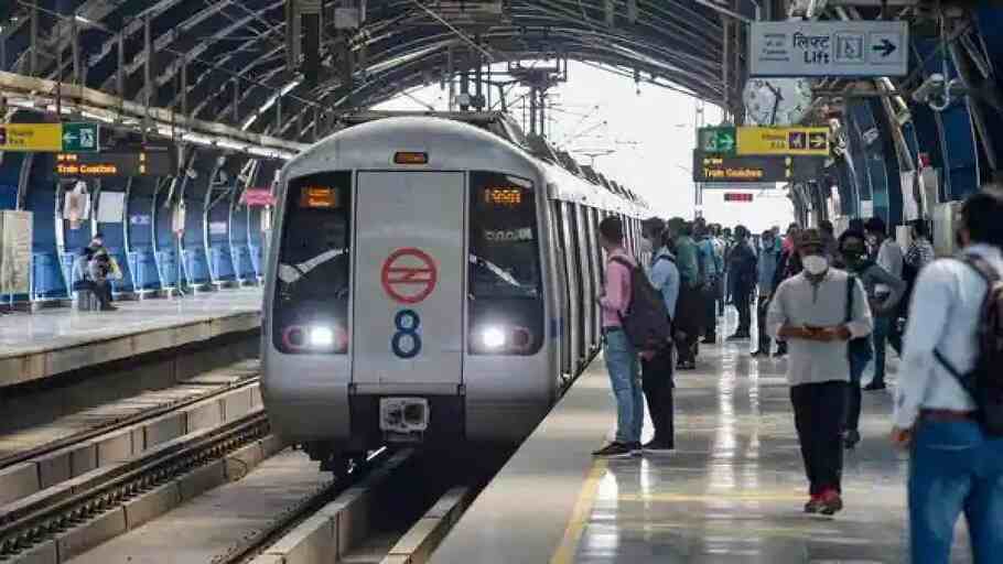 Delhi Metro में रील बनाने वाले यात्रीगण कृपया ख़बर ज़रूर पढ़ें