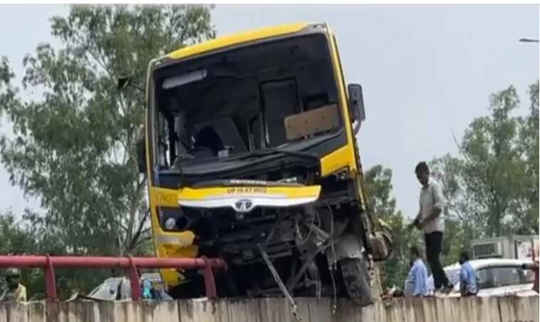 noida-elevated-road-private-bus-hangs