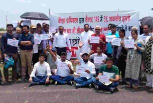 protest against noida authority