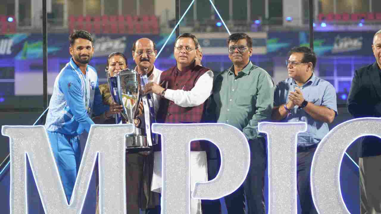 CM Dhami attended the Uttarakhand Premier League final, honored the winning team with a trophy.