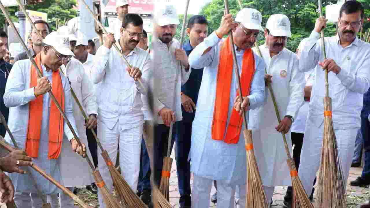 Chhattisgarh: CM Sai swept the road, gave the message of cleanliness...