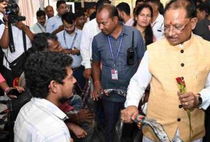 Chhattisgarh: Gift to Rajuram Vacham who is studying in ITI, CM Sai gifted Motorized Tricycle.