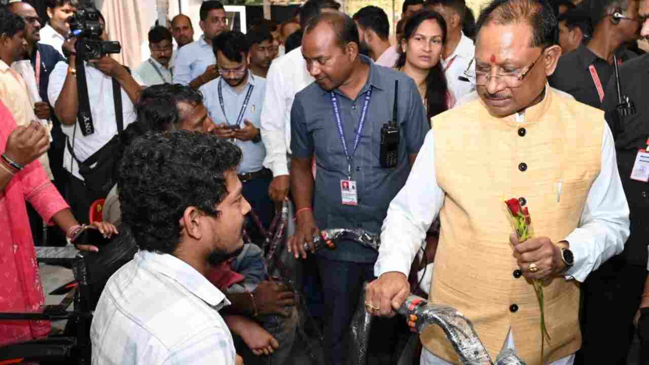 Chhattisgarh: Gift to Rajuram Vacham who is studying in ITI, CM Sai gifted Motorized Tricycle.