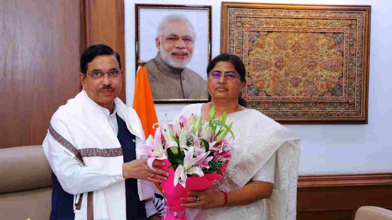 Bihar: Food Minister of Nitish government Leshi Singh met Union Minister Prahlad Joshi, discussed many issues.