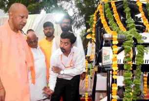 UP News: CM Yogi's gift to women on the first day of Navratri, along with pink toilet, cafes were also gifted.