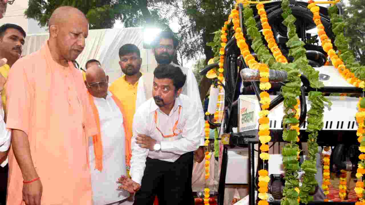 UP News: CM Yogi's gift to women on the first day of Navratri, along with pink toilet, cafes were also gifted.