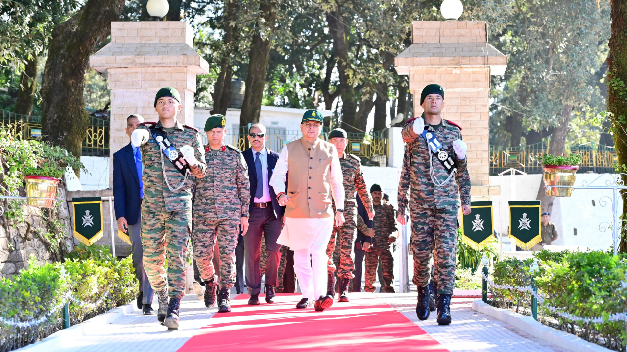 Diwali Celebration 2024: CM Dhami celebrated Diwali with soldiers, gave good wishes by feeding laddus.