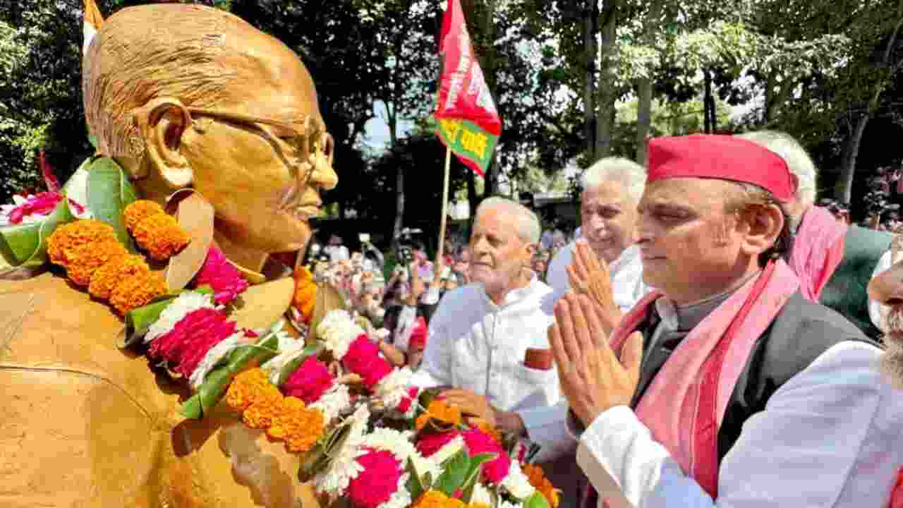 UP Politics: There was a ruckus over garlanding on JP Jayanti, UP government stopped Akhilesh, SP took to the streets...