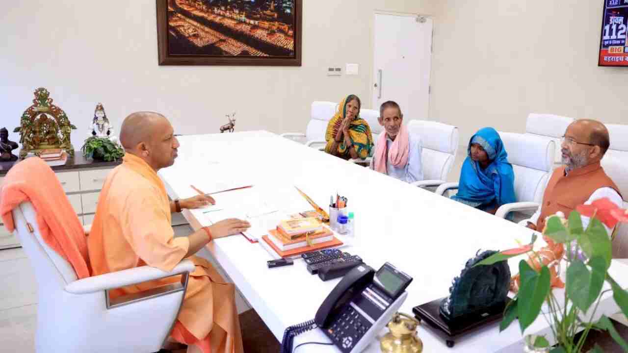 Bahraich Violence: Encounter of the killers! Family members of Ram Gopal, who was killed in Bahraich violence, met CM Yogi...