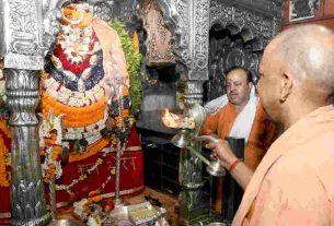 Yogi Adityanath: CM Yogi took blessings of 'Baba Vishwanath', said- wished for the prosperity and development of the state.