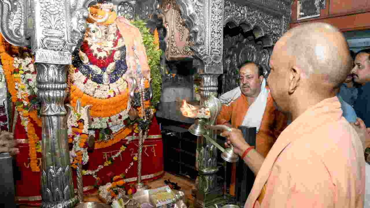 Yogi Adityanath: CM Yogi took blessings of 'Baba Vishwanath', said- wished for the prosperity and development of the state.