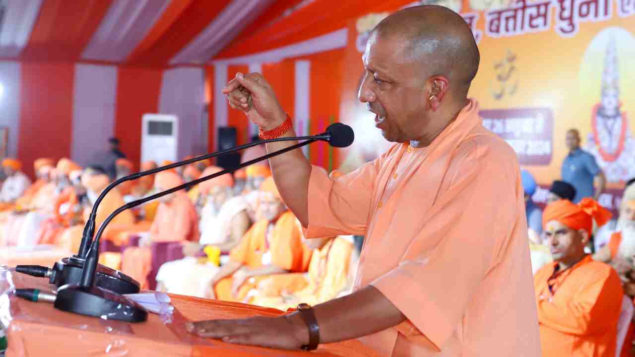 Yogi Adityanath: बाबा मुकुटनाथ सिद्ध मंदिर पहुंचे योगी आदित्यनाथ, विधि-विधान से किया दर्शन-पूजन