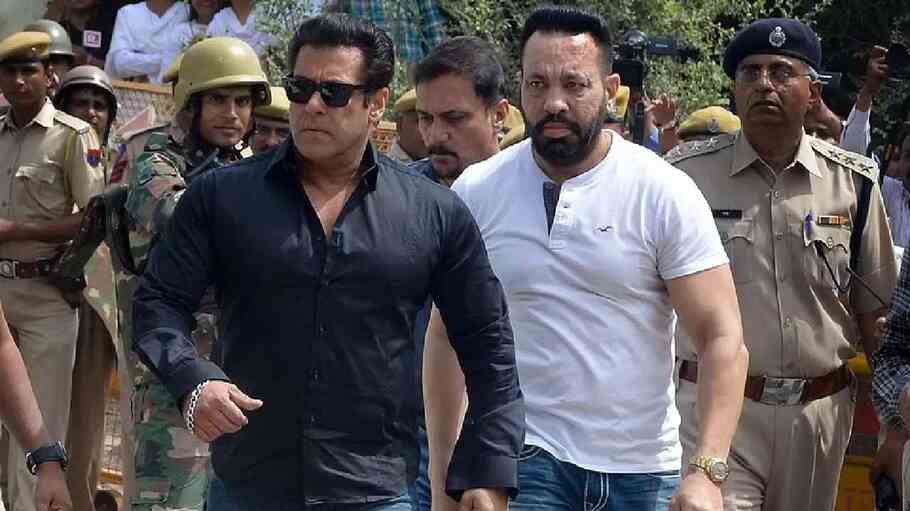 Salman Khan के गैलेक्सी अपार्टमेंट की सुरक्षा बढ़ाई गई, एके-47 जैसे हथियारों के साथ पुलिस मौजूद