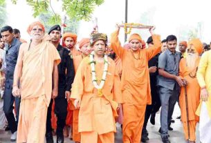 Dussehra: Traditional Vijayadashami procession started from Gorakhnath temple under the leadership of CM Yogi.