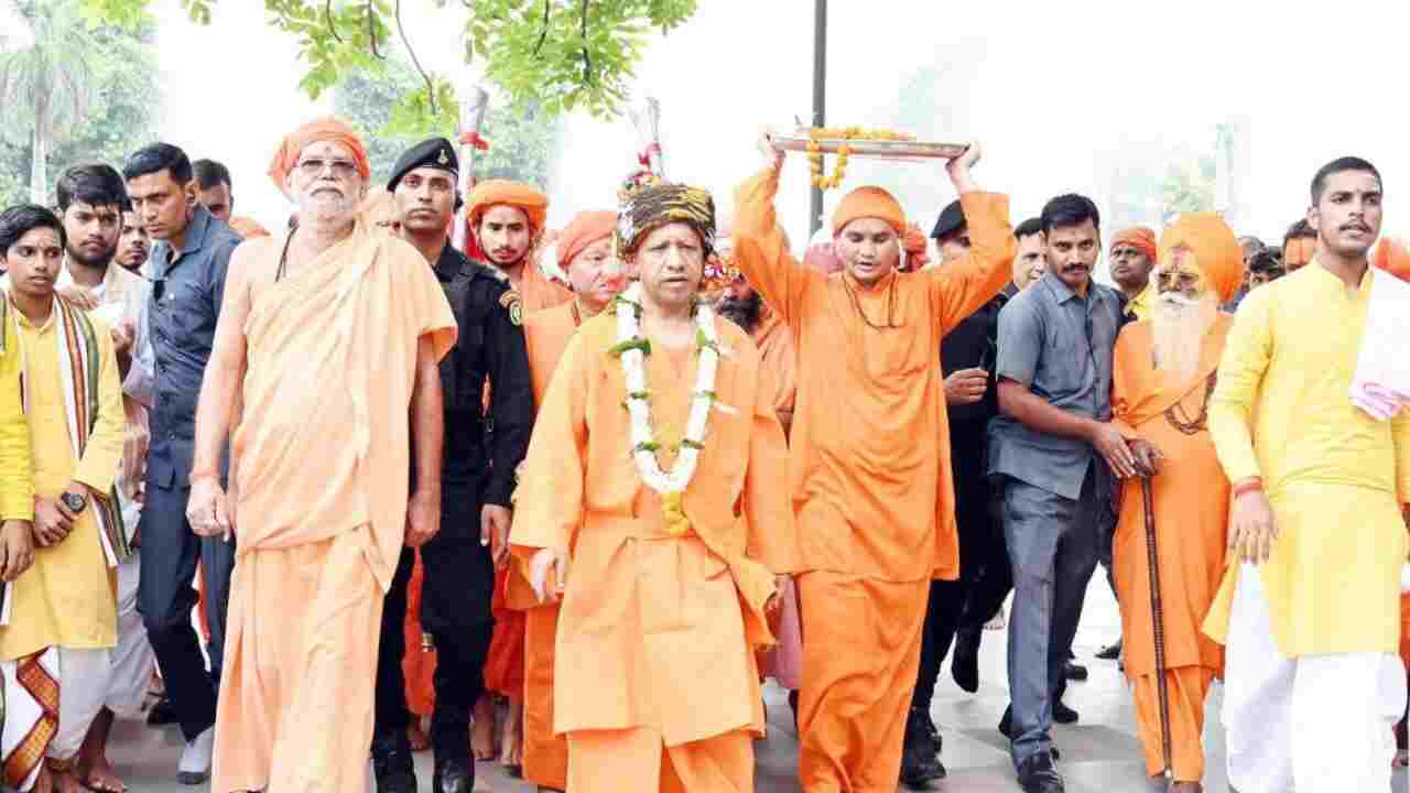 Dussehra: Traditional Vijayadashami procession started from Gorakhnath temple under the leadership of CM Yogi.