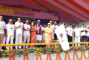 Yogi Adityanath: 'Run for Unity' organized on the 150th birth anniversary of Sardar Patel, CM Yogi shows the flag