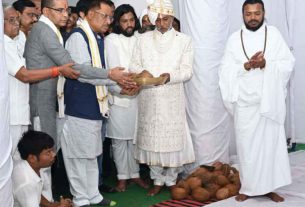 Chief Minister Shri Vishnu Dev Sai visited Gurugaddi Asan in Bhandarpuri Dham and wished for the prosperity of the state