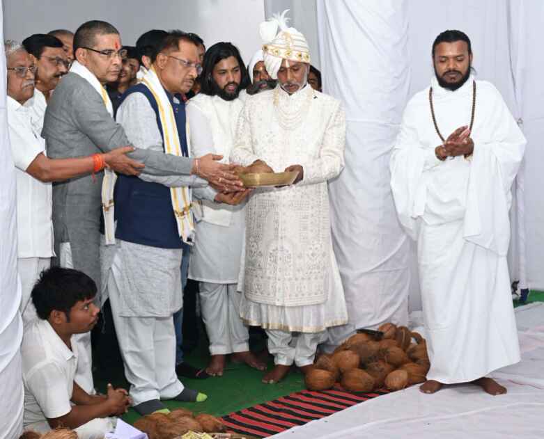 Chief Minister Shri Vishnu Dev Sai visited Gurugaddi Asan in Bhandarpuri Dham and wished for the prosperity of the state