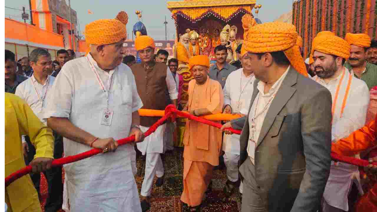 Ayodhya: Illuminated with lamps Ayodhya: Shri Ram's city created two world records, CM Yogi himself pulled the chariot, welcomed in a unique style