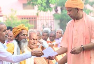 Yogi Adityanath: In 'Janata Darshan', CM Yogi listened to the problems of 200 people, instructed the officials to solve them immediately...