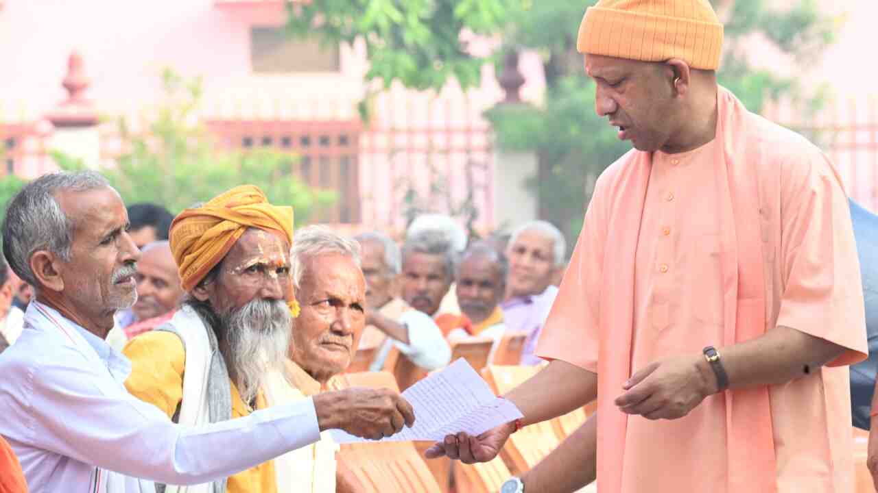 Yogi Adityanath: In 'Janata Darshan', CM Yogi listened to the problems of 200 people, instructed the officials to solve them immediately...