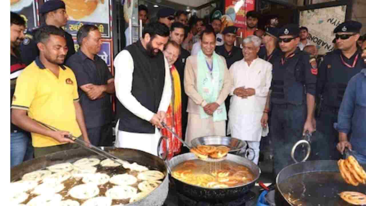 Nayab Singh: CM Nayab Saini arrived to taste Haryana's famous Jalebi, took a jibe at Rahul Gandhi