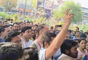 Protest agains fee hike noida to ghaziabad
