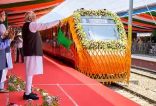 Jammu: Two Vande Bharat trains ran simultaneously in Jammu and Kashmir...PM Modi flagged them off