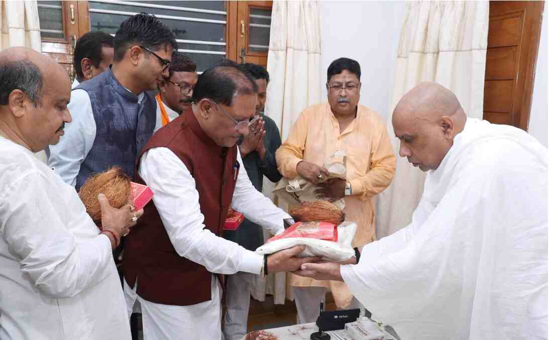 On the occasion of Guru Purnima, Chief Minister Shri Vishnu Dev Sai reached Aghor Gurupeeth in Banora village of Raigarh district for Guru Darshan