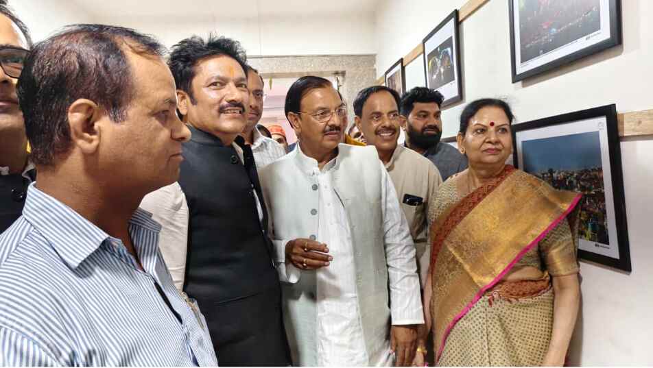 Three-day photo exhibition concluded in Noida, MP Dr. Mahesh Sharma honored photo journalists