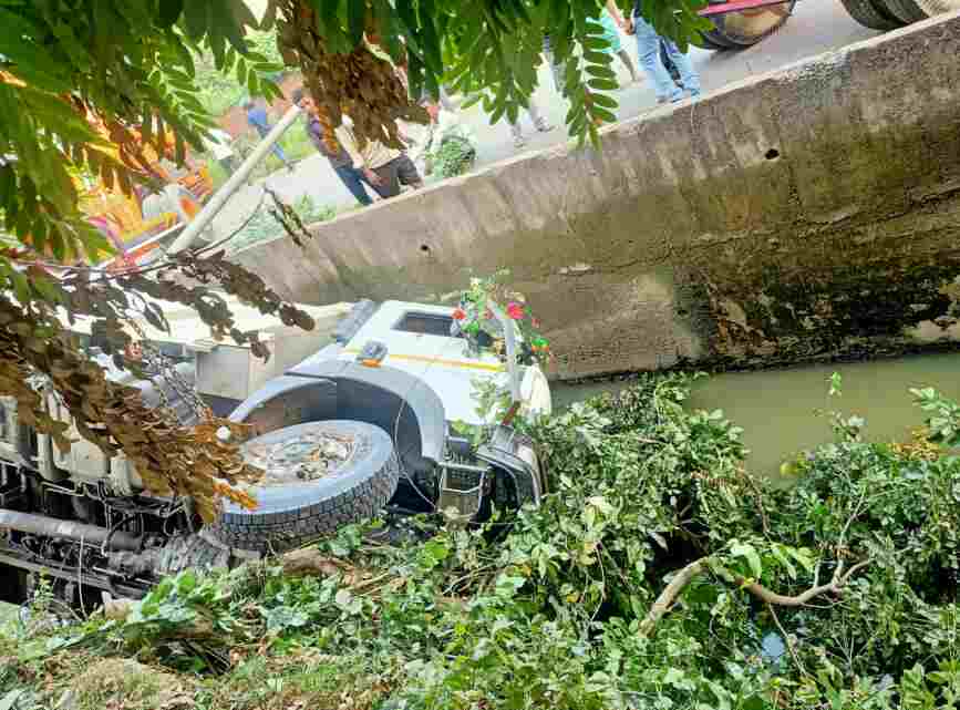 Greater Noida West: Car falls into drain in front of Supertech Ecovillage-1, driver admitted to hospital