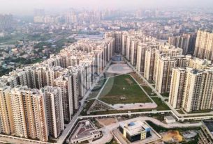 Chaos at Amrapali Golf Homes Society: Guards and residents clash