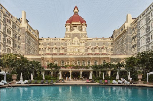 Hotel Taj: Hotel Taj is teaching a journalist how to eat.