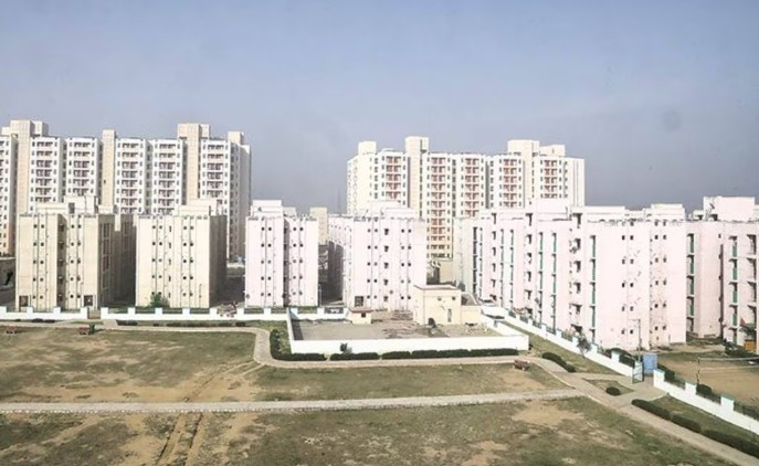 Noida: If you fall for the offer of buying a flat at a cheap price on New Year, you are sure to get fleeced!