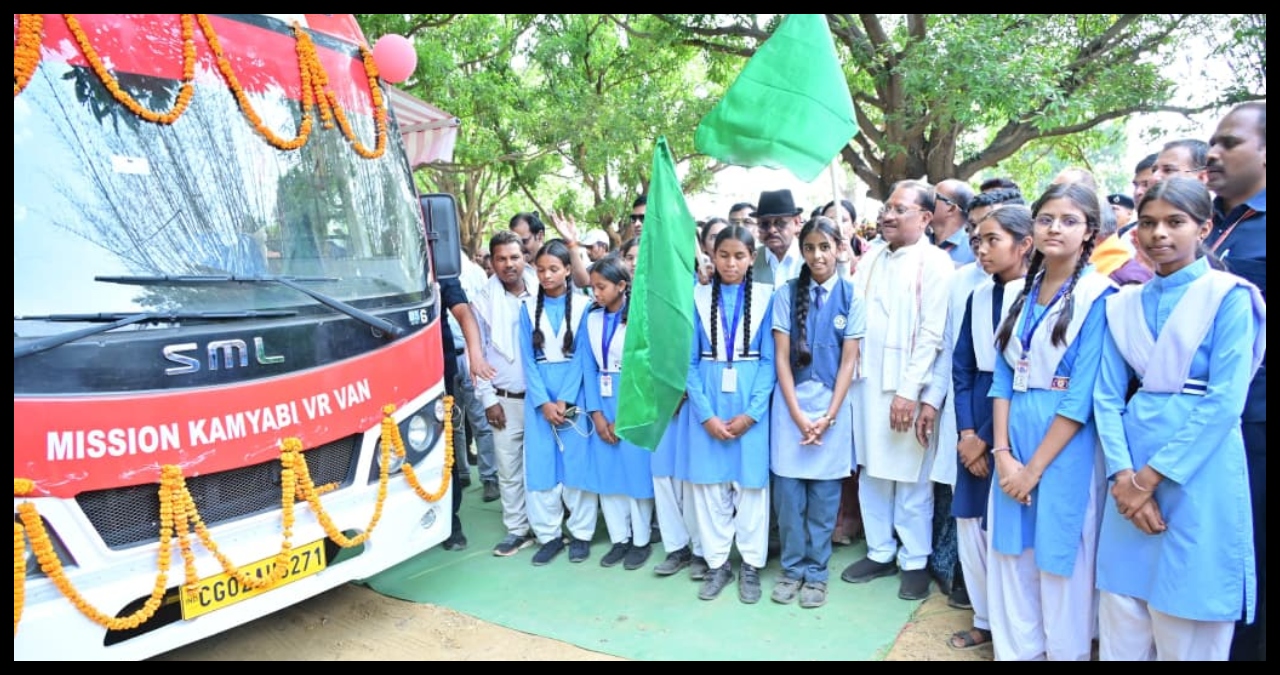 Chhattisgarh News: मुख्यमंत्री विष्णु देव साय ने ‘कामयाबी वेन’ को दिखाई हरी झंडी, गांवों तक पहुंचेगी डिजिटल शिक्षा