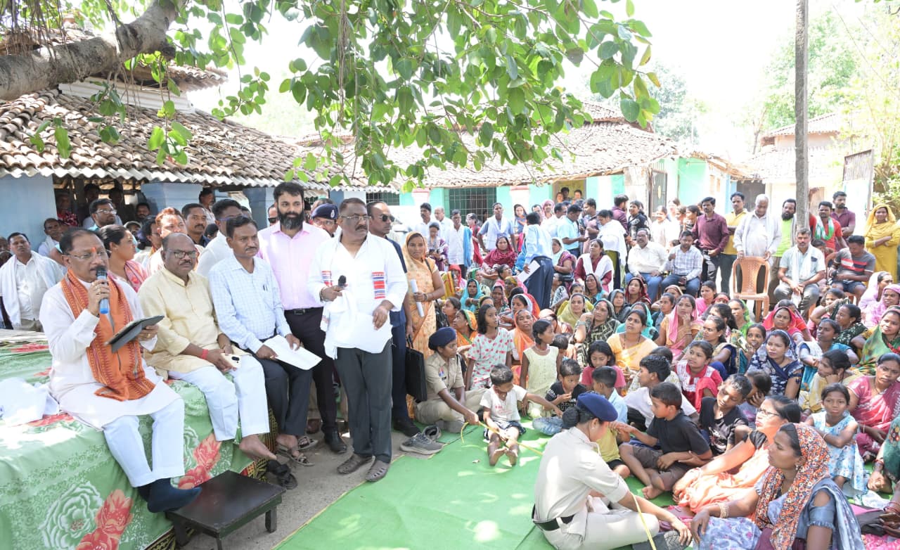 Chhattisgarh News: सुशासन तिहार में चंदागढ़ पहुंचे मुख्यमंत्री: बरगद की छांव में सजी जनचौपाल, सीधे सुनी ग्रामीणों की समस्याएं