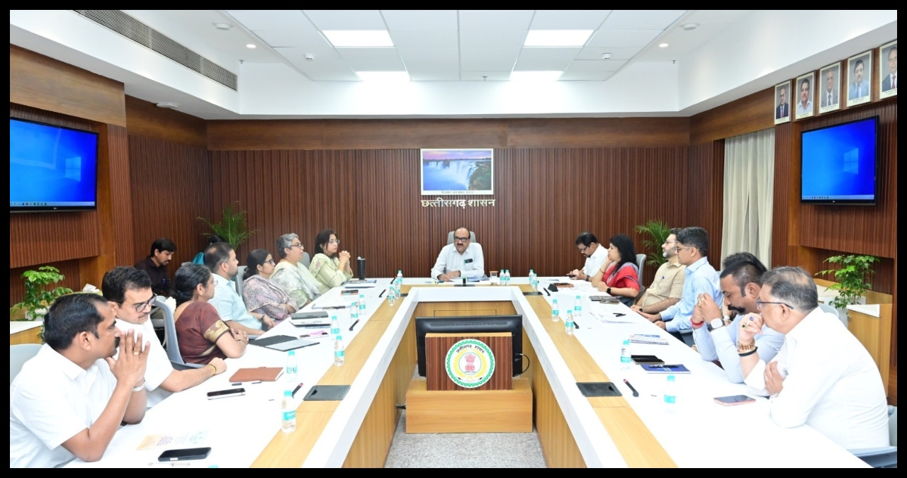 Chhattisgarh News: मुख्य सचिव ने विभागीय योजनाओं की प्रगति की समीक्षा, अधिकारियों को दिए समयबद्ध क्रियान्वयन के निर्देश