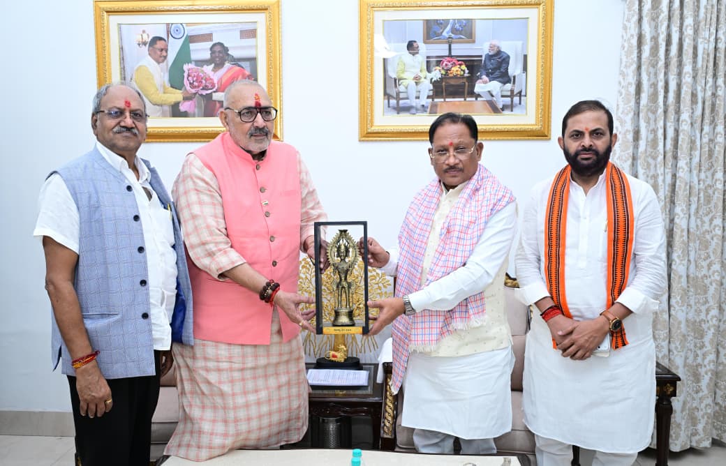 Chhattisgarh News: रायपुर में मुख्यमंत्री विष्णु देव साय से मिले केंद्रीय मंत्री गिरिराज सिंह, विकास और समन्वय पर हुई चर्चा