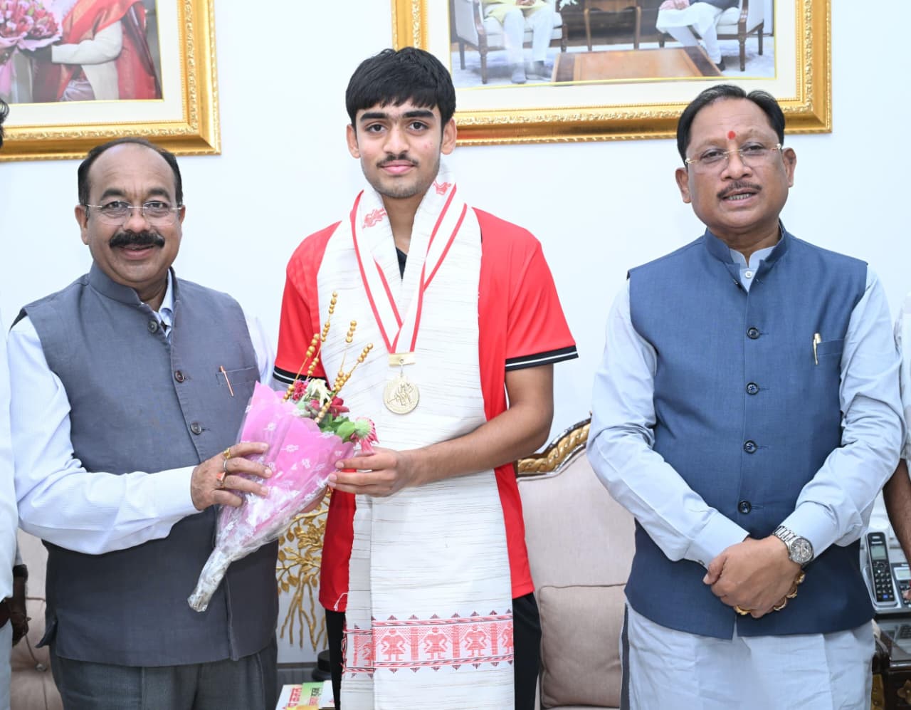 Chhattisgarh News: अंडर-18 एशिया कप विजेता अवि मानिकपुरी से मिले मुख्यमंत्री विष्णुदेव साय, कहा- युवा खिलाड़ी बढ़ा रहे छत्तीसगढ़ का गौरव