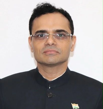 स्मार्टफोन की चमकीली दुनिया और बेबस होते माता-पिता