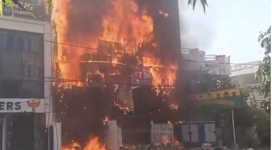 Fire at a Lucknow coaching centre, 15 students dead: Students had hidden in the bathroom to escape the fire; Yogi cuts short his tour and heads to the capital