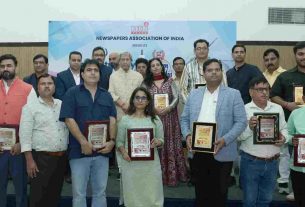 Journalism stalwarts honoured at the 12th Kalam Ke Siphai Samman ceremony